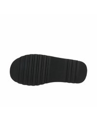 Suela de zapato de goma negra con un patrón texturizado y estriado, y bordes redondeados para mejorar la tracción. Acabado liso con superficie uniforme.