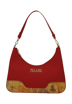 Borsa rossa in materiale sintetico con silhouette curva, caratterizzata da un logo dorato e una base marrone giallastra con motivo a mappa. Tracolla regolabile.