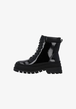 Schwarze, glänzende Schnürstiefelette mit gepolstertem Schaft, dicker Plateausohle und robustem Profil für besseren Halt und Langlebigkeit.
