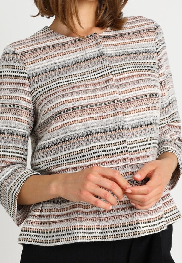 Getextureerde top met horizontale strepen in beige, roze en zwart. Ronde halslijn en driekwart mouwen met een losse pasvorm.
