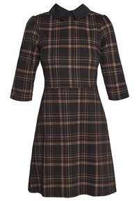 Svart och brun rutiga klänning med trekvartslånga ärmar, en svart krage och avsmalnande midja, gjord av texturerat tyg.
