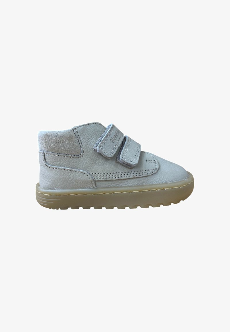 Botas de tobillo de cuero gris claro con correas de velcro, suela de goma y punta redonda. Destacan los acentos de textura suave y gamuza.