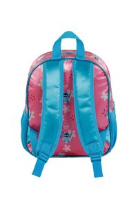 Mochila rosa con correas azules, que presenta un patrón floral y diseños de personajes de dibujos animados. Hecha de material sintético brillante. Diseño ligero.