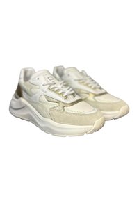 Baskets de sport blanches avec des accents en cuir suédé et en maille. Caractéristiques d'une semelle épaisse, de détails texturés et d'une bande réfléchissante. Design à lacets.