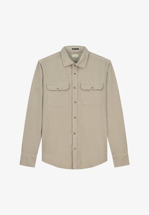 Gaiši brūns garām piedurknēm krekls, izgatavots no teksturēta auduma, ar pogu aizdari priekšā, divām krūšu kabatām un kontrastējošām pogām.