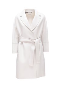 Cappotto bianco con colletto a risvolto, maniche a tre quarti e cintura coordinata. Realizzato in tessuto morbido, presenta una silhouette dritta.