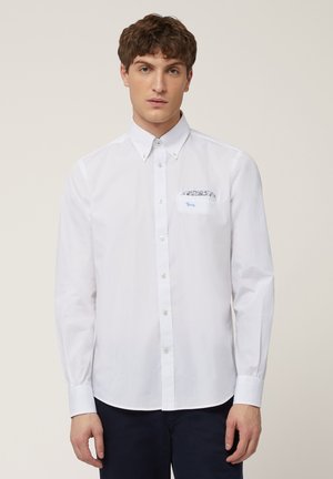 Witte knoopsluiting overhemd met een puntige kraag, voorzien van een gemusterde borstzak en lange mouwen. Gladde stof, klassieke snit, minimalistisch ontwerp.