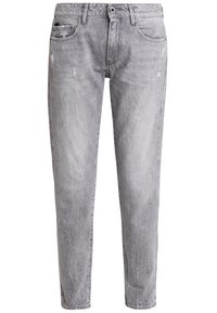 Vaqueros de denim gris con un corte ajustado, detalles desgastados y una textura ligeramente descolorida, con cinco bolsillos y cierre de botón.