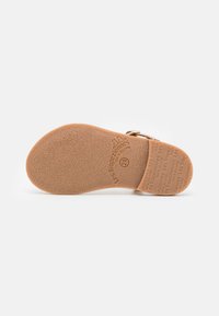Suola di scarpa in gomma marrone con superficie testurizzata, marchio inciso e indicazioni della taglia, con tacco arrotondato per il comfort.