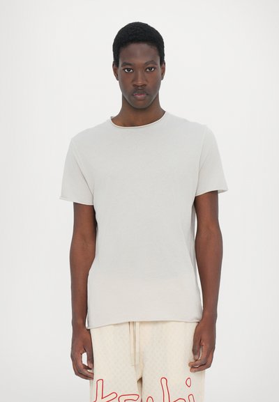 Heled hall puuvillane t-särk, ringkaelusega, lühikeste varrukatega ja mugava lõikega. Sile tekstuur, minimalistlik disain, ilma silmapaistvate mustriteta.