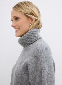 Maglione grigio a collo alto lavorato a maglia, con colletto a coste e strass sparsi sulla parte anteriore. Texture morbida e vestibilità comoda.