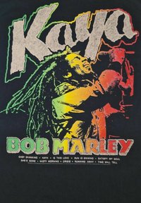 Černé tričko s barevným grafickým obrázkem Boba Marleyho s dlouhými vlasy, text "Kaya" nahoře a "Bob Marley" dole v tučných písmenech.