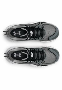 Grijze en zwarte sportschoenen met textielstof, een golvend ontwerp, zwarte veters en een gemêleerde witte zool met een logo aan de zijkant.
