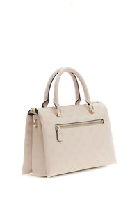 Sac à main beige texturé avec double poignées, ferrures dorées, poche avant zippée et motif de logo embossé sur la surface.