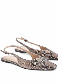 Puntaotsikuga slingback-baleriinad, millel on beež ja must nahkpael, õhuke pahkluu rihm ja lame tall.