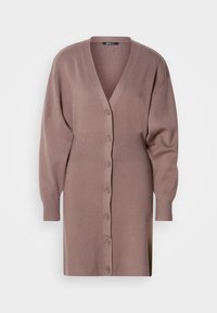 Dlouhý cardigan s páskem z měkké, lehké pleteniny. Obsahuje výstřih do V, zapínání na knoflíky a široké rukávy v tlumené barvě mauve.