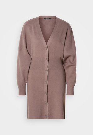 Cardigan lung cu brâu, confecționat dintr-un tricot moale și ușor. Prezintă un decolteu în V, închidere cu nasturi și mâneci largi de culoare mauve pal.