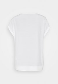 Hvid kortærmet top med løs pasform, rund halsudskæring og opslåede ærmekanter. Glat tekstur med et rent, minimalistisk design.