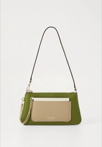 Grøn tekstureret læder crossbody taske med en beige frontlomme, kædedetalje, glat rem og logodetalje på lommen.