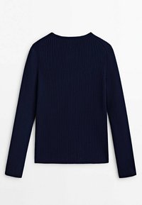 Pull en tricot côtelé bleu marine à manches longues et col rond, montré de dos sur un fond blanc uni.