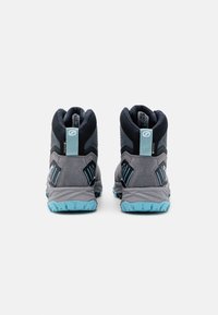 Graue Outdoor-Stiefel mit hohem Schaft, ausgestattet mit einem strukturierten Stoff-Obermaterial und blauen Gummisohlen. Enthält einen blauen Akzent an der Ferse.