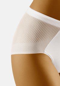 Culotte blanche taille haute en tissu lisse avec un panneau supérieur en maille texturée à motif en grille.