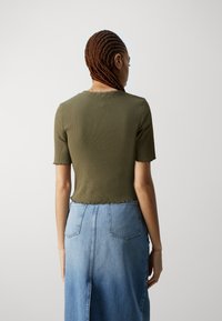ONLY ONLLAILA BUTTON - Basic T-shirt - kalamata