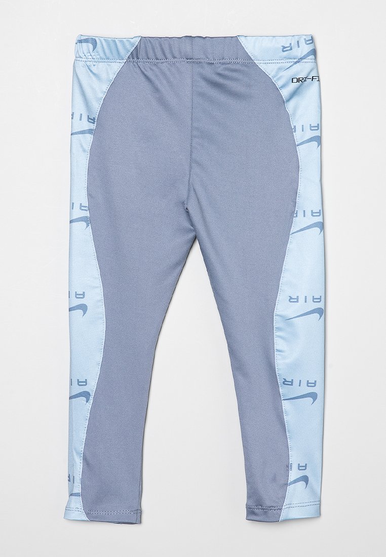 Leggings de sport gris avec un panneau latéral bleu arborant un logo. Texture lisse avec une coupe ajustée et une taille élastique pour un confort optimal.