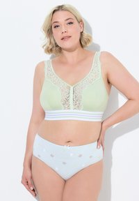 Lichtgroene bralette met kantdetails, v-hals en een pastelgestreept band. Passende lichtblauwe slip met bloemenborduursel en strikaccent.