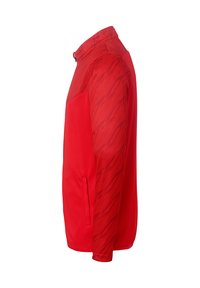 Rote Jacke mit einem strukturierten, gemusterten Schulterbereich, durchgehendem Reißverschluss, Seitentaschen und einem hohen Kragen; aus einem glatten, leichten Material gefertigt.