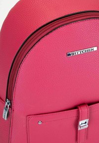 Rosa texturerad läderrygga med en kurvig form, med en blixtlåst stängning och en framficka med en metallspänne och varumärkesdetaljer.
