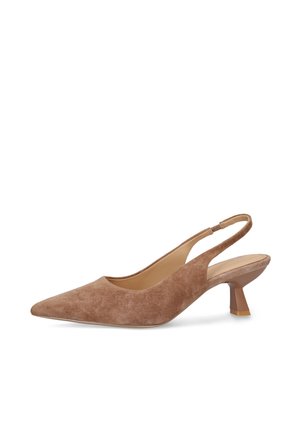 Bruine suède slingback schoen met puntige neus, lage uitlopende hak en elastische band, op witte achtergrond.