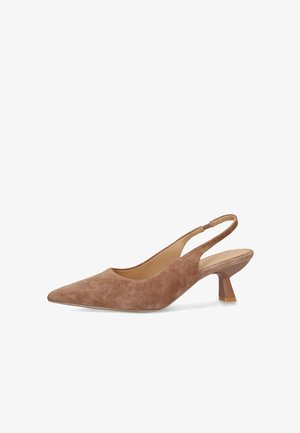 Chaussure slingback en daim marron à bout pointu avec petit talon évasé et bride élastique sur fond blanc.