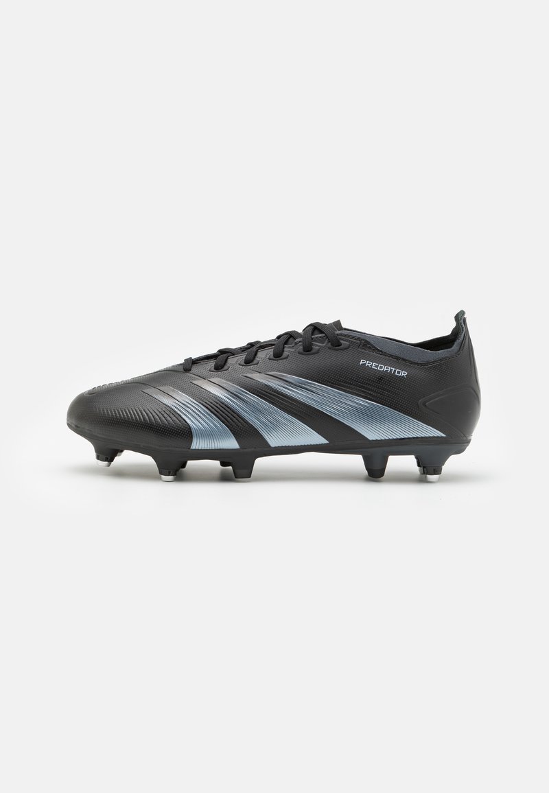 Scarpa da calcio nera con strisce azzurro chiaro, superficie texturizzata, design con lacci e sei tacchetti per la trazione sull'erba. Predominantemente elegante e angolare.