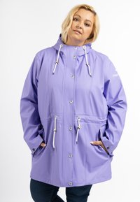 Violetinis vandeniui atsparus švarkas su gobtuvu, elastingomis virvelėmis, užsegimu mygtuku, dviem priekinėm kišenėm ir šiek tiek laisvu siluetu.