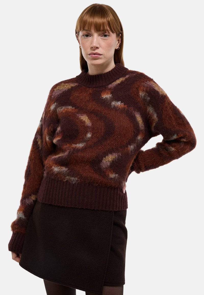 Pull en maille marron et bordeaux avec une apparence texturée et duveteuse, orné de motifs en tourbillon abstraits, doté d'un col et de poignets côtelés.