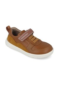 Deportivas de cuero marrón con una correa de velcro y cordones elásticos, con detalles de ante y una suela de goma blanca. Detalles perforados en la punta.