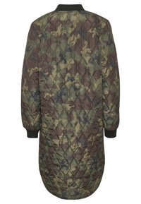 Długi pikowany płaszcz z nadrukiem w kamuflaż w odcieniach zieleni, brązu i czerni, z czarnym prążkowanym kołnierzem i mankietami, pokazany od tyłu.