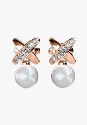 Orecchini in oro rosa con un design a incrocio, caratterizzati da cinque gemme trasparenti e una perla bianca pendente da ciascun pezzo.