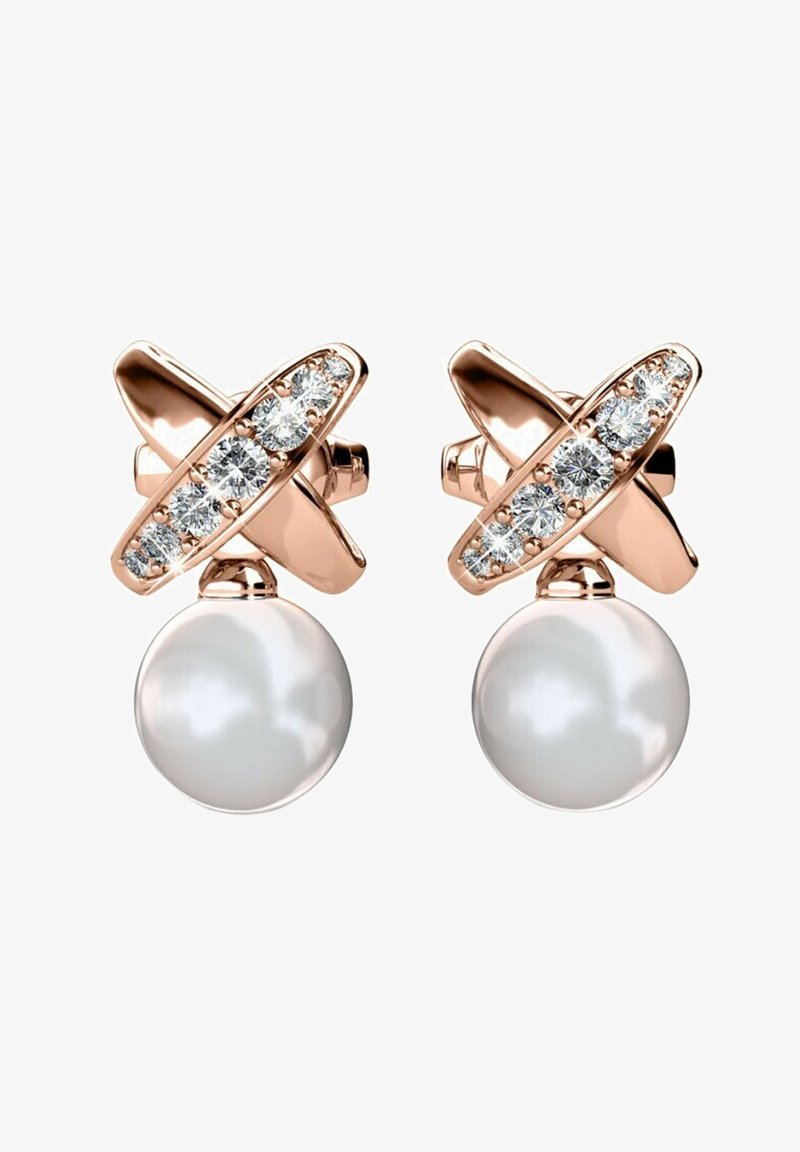 Orecchini in oro rosa con un design a incrocio, caratterizzati da cinque gemme trasparenti e una perla bianca pendente da ciascun pezzo.