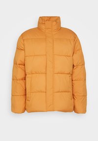 Oranje pufferjack met een hoge kraag, doorgestikte textuur en twee voorkleppen. Gemaakt van lichtgewicht, geïsoleerd materiaal.