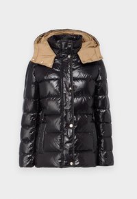 Schwarze Steppjacke mit glänzender, gesteppter Textur, mit einer beige abnehmbaren Kapuze und Druckknopfdetails an der Vorderseite.