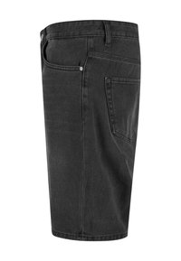 Zwarte spijkerbroekshorts met een vijfzakjesontwerp, licht vervaagde textuur en metalen klinknageldetails. Recht model en knielange snit.