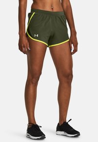 Mörkgröna träningsshorts med gul kant, med en mjuk midjeband och sidofickor. Tillverkade av lätt och andningsbart material.