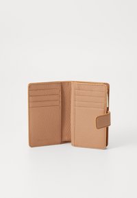 Portafoglio in pelle di colore beige chiaro con superficie texturizzata, più scomparti per carte e chiusura a scatto per una conservazione sicura.