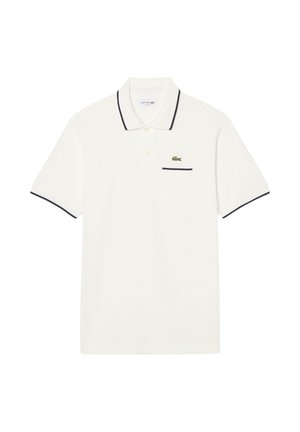 Wit poloshirt met korte mouwen, zwarte bies aan de kraag en mouwen, een knoopsluiting en een klein groen krokodillenlogo op de borst.