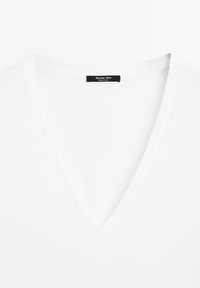 Weißes Baumwoll-T-Shirt mit V-Ausschnitt, das eine glatte Textur und ein kleines schwarzes Etikett mit der Aufschrift "Massimo Dutti" nahe dem Halsausschnitt aufweist.