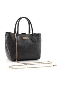 Svart texturerad handväska med präglade mönster, dubbla topphandtag och en avtagbar kedjesträng i guldton. Har en guldig logotypdetalj.