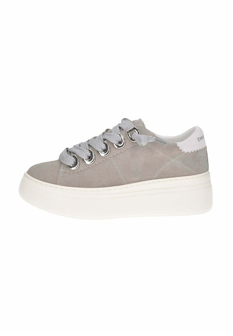 Sneaker in suede grigio con suola piatta in gomma bianca, dotato di lacci grigi e occhielli in metallo. Il design presenta dettagli con cuciture trapuntate.