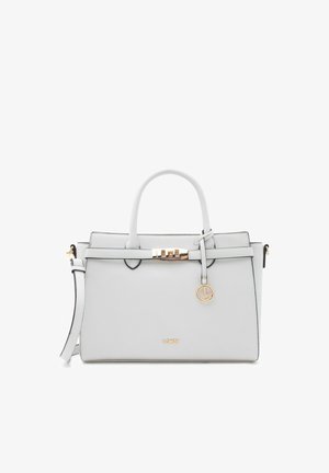 Sac à main structuré gris avec poignées supérieures, bandoulière amovible, sangle avant avec détail de serrure dorée, et pendentif logo rond en or.